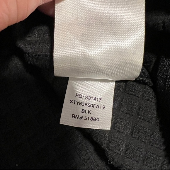 Patagonia s women’s black R1 Tech Face jacket - Picture 3 of 7